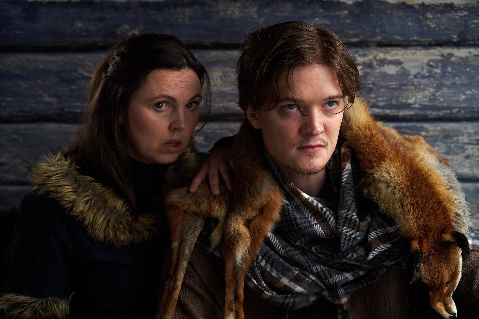 Macbeth — to skuespillere i pelser, mørk stemning